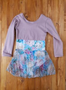body in cotone bicolor con gonna plissettata in tulle