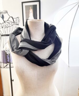 Sciarpa double, grigia e nera, morbida, confortevole, utile per ogni occasione ed outfit. Decidi tu come indossarla!